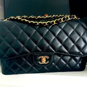 CHANEL 🔥🔥
Black Quilted Caviar Medium Classic Double Flap Gold Hardware *NEW*